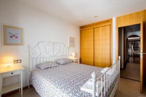 Posteľ alebo postele v izbe v ubytovaní GO2TENERIFE Apart'Manon Duplex w/ Solarium, pools & sea view