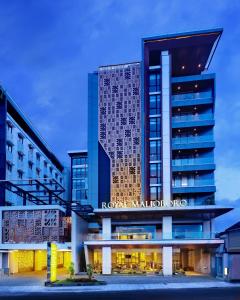 un edificio con un letrero que lee hotel Roland en Royal Malioboro by ASTON en Yogyakarta
