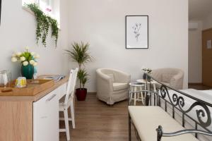 cocina y sala de estar con mesa y sillas en Rooms Karolina Funtana, en Funtana