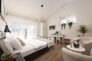 1 dormitorio con 1 cama y sala de estar en Rooms Karolina Funtana, en Funtana