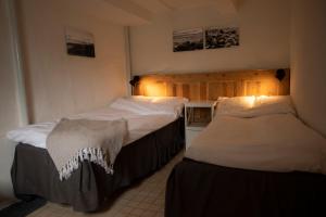 2 łóżka w pokoju hotelowym w obiekcie Peppinge Bed & Breakfast w mieście Löderup