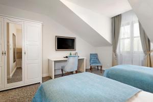 Łóżko lub łóżka w pokoju w obiekcie Palac Mortegi Hotel & SPA- Restauracja Szlachecka, SPA, Basen, Sauny, Jazda Konna, Mini Zoo- Luksus, Relaks i Przyroda w jednym!
