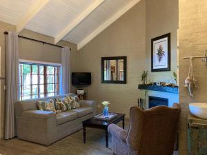 Gallery image of Lakeside Chalets Critchley Hackle Lodge in Dullstroom