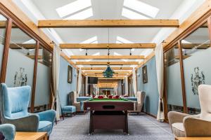 Część wypoczynkowa w obiekcie Palac Mortegi Hotel & SPA- Restauracja Szlachecka, SPA, Basen, Sauny, Jazda Konna, Mini Zoo- Luksus, Relaks i Przyroda w jednym!