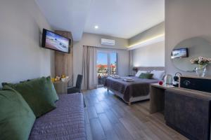 pokój hotelowy z łóżkiem i kanapą w obiekcie Stoa Suites Chania w Chanii