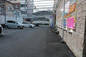 un aparcamiento con coches aparcados en un garaje en Hotel Sunshine, en Miyazaki