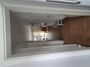 una cocina con una gran bañera blanca en una habitación en Haus Taybeerweg, en Aurich