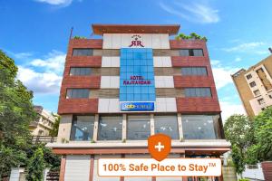 印多尔FabHotel Rajnandani Residency Bhawarkua的前面有安全位置的建筑