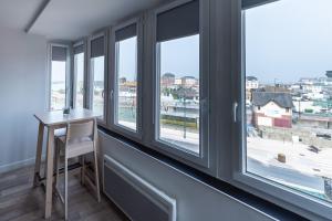 Cette chambre dispose de fenêtres et d'un bureau avec vue. dans l'établissement Appartement Bow Window vue sur mer, au Tréport