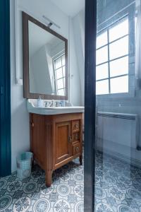 y baño con lavabo y espejo. en Villa Coppi en Le Tréport