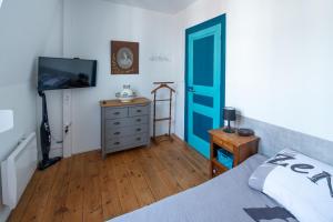- une chambre avec un lit et une porte bleue dans l'établissement Villa Coppi, au Tréport