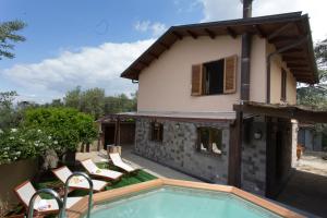 Villa con piscina al lado de una casa en Villa Regina Giovanna, en Sorrento