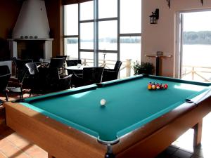 格內斯塔的住宿－索德圖納城堡酒店，台球桌,位于带台球桌的房间里