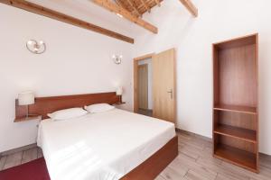 A bed or beds in a room at Alojamentos Pontas Negras