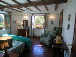 a living room with a bed and a couch at La Riserva Montebello in Bolsena