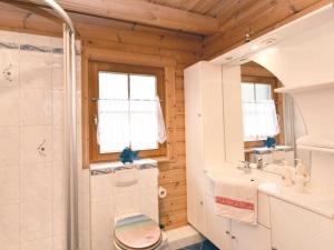 un bagno con wc, lavandino e doccia di Strand und Waldhaus Ostseeperle a Baabe Altre 19 foto