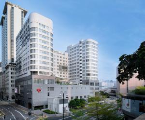 vistas a una ciudad con edificios altos en The Salisbury - YMCA of Hong Kong, en Hong Kong