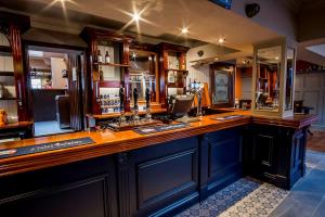 un bar con barra de madera en una habitación en Brunel Inn en Saltash