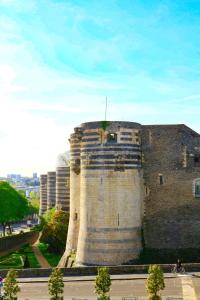 Foto da galeria de Logis Hôtels- Hôtel Marguerite d'Anjou Angers château em Angers