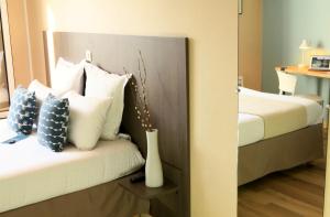 Cama ou camas em um quarto em Logis Hôtels- Hôtel Marguerite d'Anjou Angers château