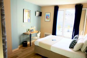Cama ou camas em um quarto em Logis Hôtels- Hôtel Marguerite d'Anjou Angers château