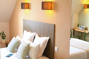 Uma área de estar em Logis Hôtels- Hôtel Marguerite d'Anjou Angers château