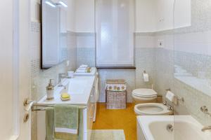 bagno con 2 lavandini, servizi igienici e vasca di MARLA House Sea View a Levanto Altre 22 foto
