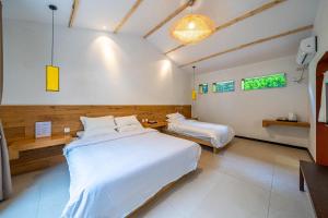 Un pat sau paturi într-o cameră la 安吉 小森林 Little Forest Anji