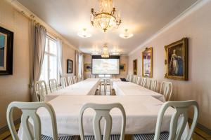 uma grande sala de conferências com uma mesa longa e cadeiras em Karolineburg Manor House Hotel em Kajaani