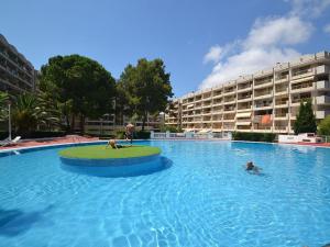 Bazén v ubytování Apartamentos La Masia 002 nebo v jeho okolí