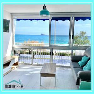 a living room with a view of the ocean at Apartamento Familiar Frente al Mar by Molinaptos in Benidorm