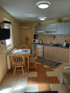 Kuchyň nebo kuchyňský kout v ubytování Dűlő Apartmanház