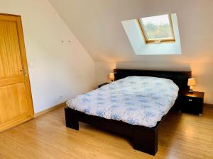 Tempat tidur dalam kamar di Le Paraty - Maison indépendante 72 m2