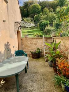un patio con mesa, sillas y plantas en Le Paraty - Maison indépendante 72 m2, en Pont-Sainte-Maxence