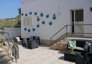 patio con vasi blu sul lato di un edificio di La Corte di Sofia a Realmonte