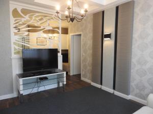 Televízia a/alebo spoločenská miestnosť v ubytovaní Zoé Apartman