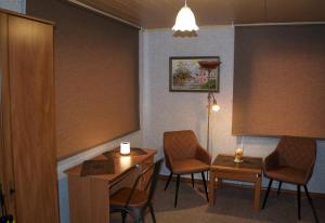 una sala de espera con 2 sillas y una mesa en Nooruse Majutus en Kuressaare