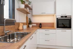 A kitchen or kitchenette at Villa Calma