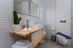 A bathroom at Villa Calma