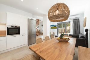 A kitchen or kitchenette at Villa Calma