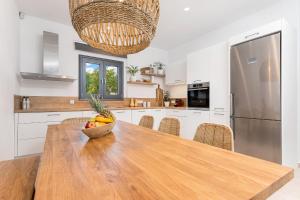 A kitchen or kitchenette at Villa Calma