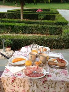 薩維利亞諾的住宿－B&B Villa Cardellini，一张桌子,上面有早餐食品,还有一张桌布