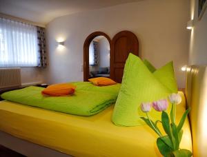 ein Schlafzimmer mit einem grünen Bett mit Blumen darauf in der Unterkunft Wochner's Hotel-Sternen Am Schluchsee Hochschwarzwald in Schluchsee