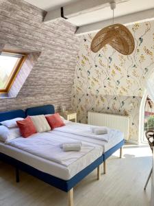 1 dormitorio con 1 cama en una habitación en Levendula Apartman, en Balatonfüred