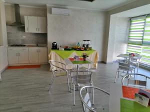 una cucina con tavolo e sedie in una stanza di B&B Casa Dany a Ricadi