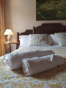 A bed or beds in a room at La Figal de Xugabolos, Salas