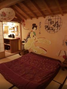 um quarto com uma cama com um quadro na parede em Misaka em Jouy-sur-Eure