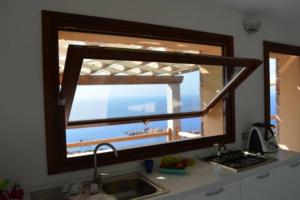 A kitchen or kitchenette at Ultrapanoramica a Costa Paradiso
