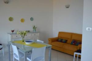 A seating area at Ultrapanoramica a Costa Paradiso