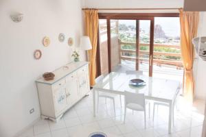 A kitchen or kitchenette at Ultrapanoramica a Costa Paradiso